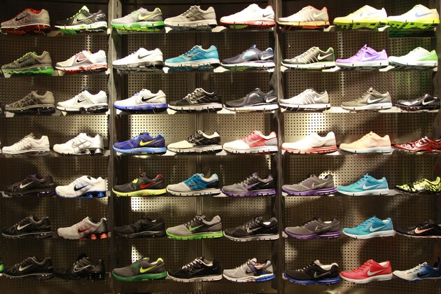 ARCHIV: Nike running shoes are shown on display at Niketown in Portland (Foto vom 26.07.11). Der Sportartikelhersteller Nike hat seinen Gewinn im zurueckliegenden Quartal um 15 Prozent gesteigert. Der Umsatz erhoehte sich im Vergleich zum Vorjahr sogar um 18 Prozent auf 6,08 Milliarden Dollar (4,5 Milliarden Euro), wie das US-Unternehmen am Donnerstag (22.09.11) nach Boersenschluss mitteilte. (zu dapd-Text) Foto: Rick Bowmer/AP/dapd