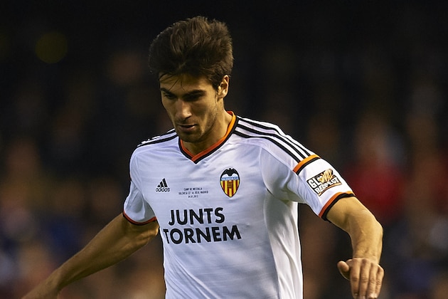 VALENCIA, SPAIN - JANUARY 04:  Andre Gomes of Valencia runs with the ball during the La Liga match between Valencia CF and Real Madrid CF at Estadi de Mestalla on January 4, 2015 in Valencia, Spain.  (Photo by Manuel Queimadelos Alonso/Getty Images)