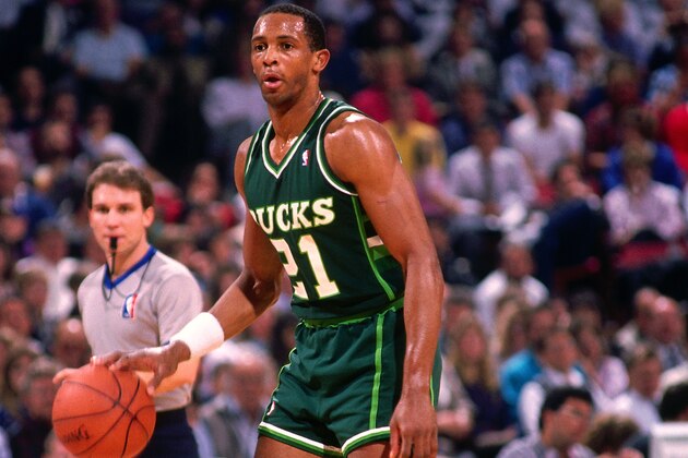 SACRAMENTO, CA - 1989: Alvin Robertson #21 of the Milwaukee Bucks dribbles against the Sacramento Kings during a game played on December 5, 1989 at Arco Arena in Sacramento, California. NOTE TO USER: User expressly acknowledges and agrees that, by downloading and or using this photograph, User is consenting to the terms and conditions of the Getty Images License Agreement. Mandatory Copyright Notice: Copyright 1989 NBAE (Photo by Rocky Widner/NBAE via Getty Images)