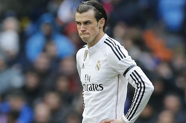 Real Madrid's Gareth Bale waits to kick off after Real Sociedad scored during a Spanish La Liga soccer match between Real Madrid and Real Sociedad at the Santiago Bernabeu stadium in Madrid, Spain, Saturday Jan. 31, 2015. (AP Photo/Paul White)