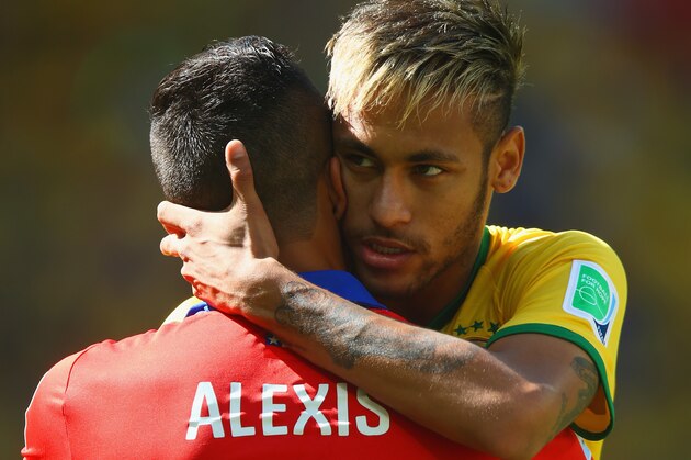 BELO HORIZONTE, BRAZIL - JUNE 28:  Neymar of Brazil hugs Alexis Sanchez of Chile prior to the 2014 FIFA World Cup Brazil round of 16 match between Brazil and Chile at Estadio Mineirao on June 28, 2014 in Belo Horizonte, Brazil.  (Photo by Jeff Gross/Getty Images)