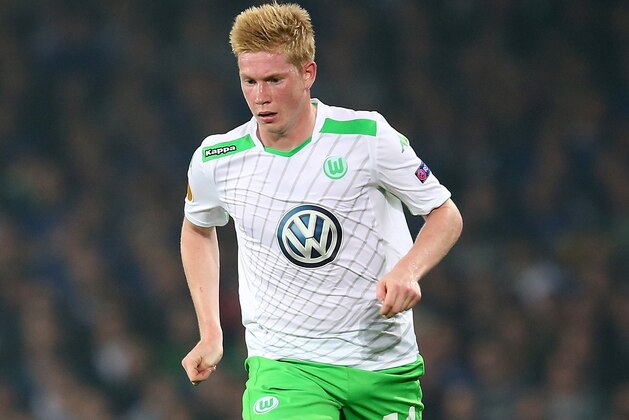 LIVERPOOL, ENGLAND - SEPTEMBER 18:  Kevin de Bruyne of VfL Wolfsburg controls the ball during the UEFA Europa League match between Everton FC and VfL Wolfsburg on September 18, 2014 in Liverpool, United Kingdom.  (Photo by Jan Kruger/Getty Images)