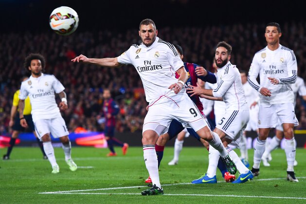 BARCELONA, SPAIN - MARCH 22:  Karim Benzema of Real Madrid CF clears the ball during the La Liga match Between FC Barcelona and Real Madrid CF at Camp Nou on March 22, 2015 in Barcelona, Spain.  (Photo by David Ramos/Getty Images)