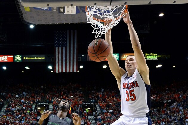 LAS VEGAS, NV - MARCH 14:  Kaleb Tarczewski #35 of the Arizona Wildcats dunks against Dwayne Benjamin #0 of the Oregon Ducks during the championship game of the Pac-12 Basketball Tournament at the MGM Grand Garden Arena on March 14, 2015 in Las Vegas, Nevada. Arizona won 80-52.  (Photo by Ethan Miller/Getty Images)