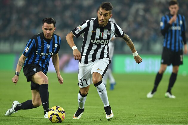 TURIN, ITALY - FEBRUARY 20:  Roberto Maximiliano Pereyra (R) of Juventus FC in action against Luca Cigarini of Atalanta BC during the Serie A match between Juventus FC and Atalanta BC at Juventus Arena on February 20, 2015 in Turin, Italy.  (Photo by Valerio Pennicino/Getty Images)