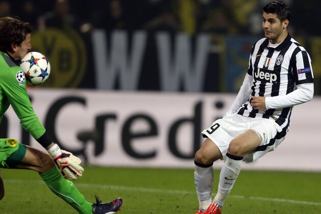 Dortmund's goalkeeper Roman Weidenfeller makes a save in front of Juventus' Alvaro Morata, during the Champions League round of 16 second leg soccer match between Borussia Dortmund and Juventus Turin on Wednesday, March 18, 2015 in Dortmund, Germany. (AP Photo/Frank Augstein)