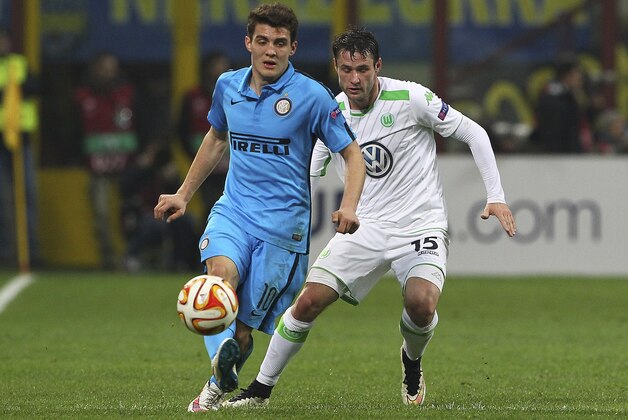 MILAN, ITALY - MARCH 19:  Mateo Kovacic of FC Internazionale Milano is challenged by Christian Trasch of VfL Wolfsburg during the UEFA Europa League Round of 16 match between FC Internazionale Milano and VfL Wolfsburg at Stadio Giuseppe Meazza on March 19, 2015 in Milan, Italy.  (Photo by Marco Luzzani/Getty Images)