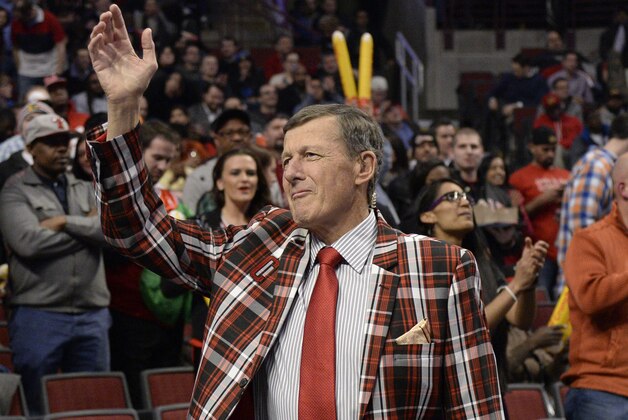 Craig Sager, acknowledges the crowd during a timeout of a game between the Chicago Bulls and the Oklahoma City Thunder, Thursday, March 5, 2015 in Chicago. Craig Sager returned to his familiar spot on the NBA sideline Thursday after being treated for leukemia.  (AP Photo/David Banks)