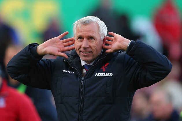 STOKE ON TRENT, ENGLAND - MARCH 21:  Manager Alan Pardew of Crystal Palace gestures during the Barclays Premier League match between Stoke City and Crystal Palace at Britannia Stadium on March 21, 2015 in Stoke on Trent, England.  (Photo by Dave Thompson/Getty Images)