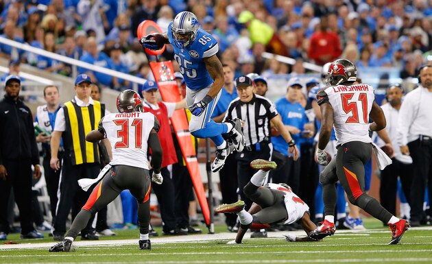 Dec 7, 2014; Detroit, MI, USA; Detroit Lions tight end Eric Ebron (85) makes a catch and looks for running room during the third quarter against the Tampa Bay Buccaneers at Ford Field. Mandatory Credit: Andrew Weber-USA TODAY Sports