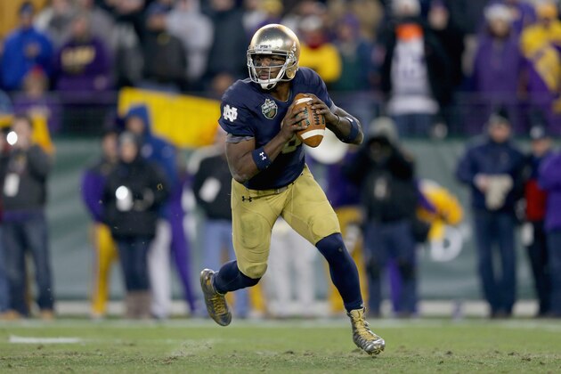 NASHVILLE, TN - DECEMBER 30:  Malik Zaire #8 of the Notre Dame Fighting Irish runs with the ball against the LSU Tigers during the Franklin American Mortgage Music City Bowl at LP Field on December 30, 2014 in Nashville, Tennessee.  (Photo by Andy Lyons/Getty Images)