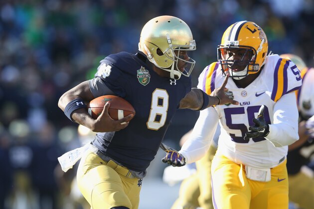 NASHVILLE, TN - DECEMBER 30:  Malik Zaire #8 of the Notre Dame Fighting Irish runs with the ball against the LSU Tigers during the Franklin American Mortgage Music City Bowl at LP Field on December 30, 2014 in Nashville, Tennessee.  (Photo by Andy Lyons/Getty Images)