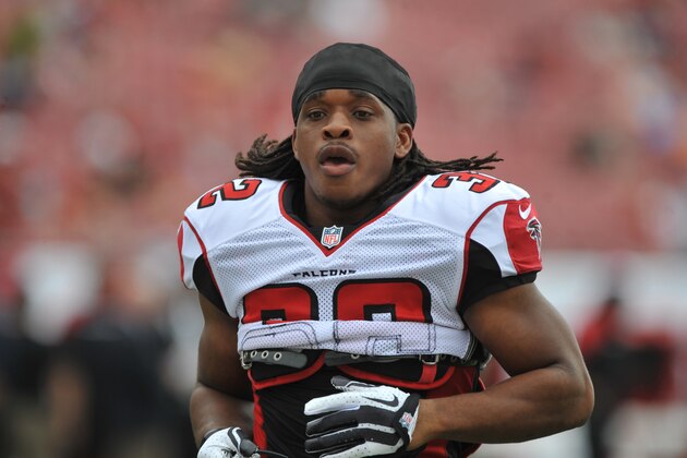 TAMPA, FL -  NOVEMBER 17:  Runnng back Jacquizz Rodgers #32 of the Atlanta Falcons warms up for play against the Tampa Bay Buccaneers November 17, 2013 at Raymond James Stadium in Tampa, Florida. Tampa won 41- 28. (Photo by Al Messerschmidt/Getty Images)
