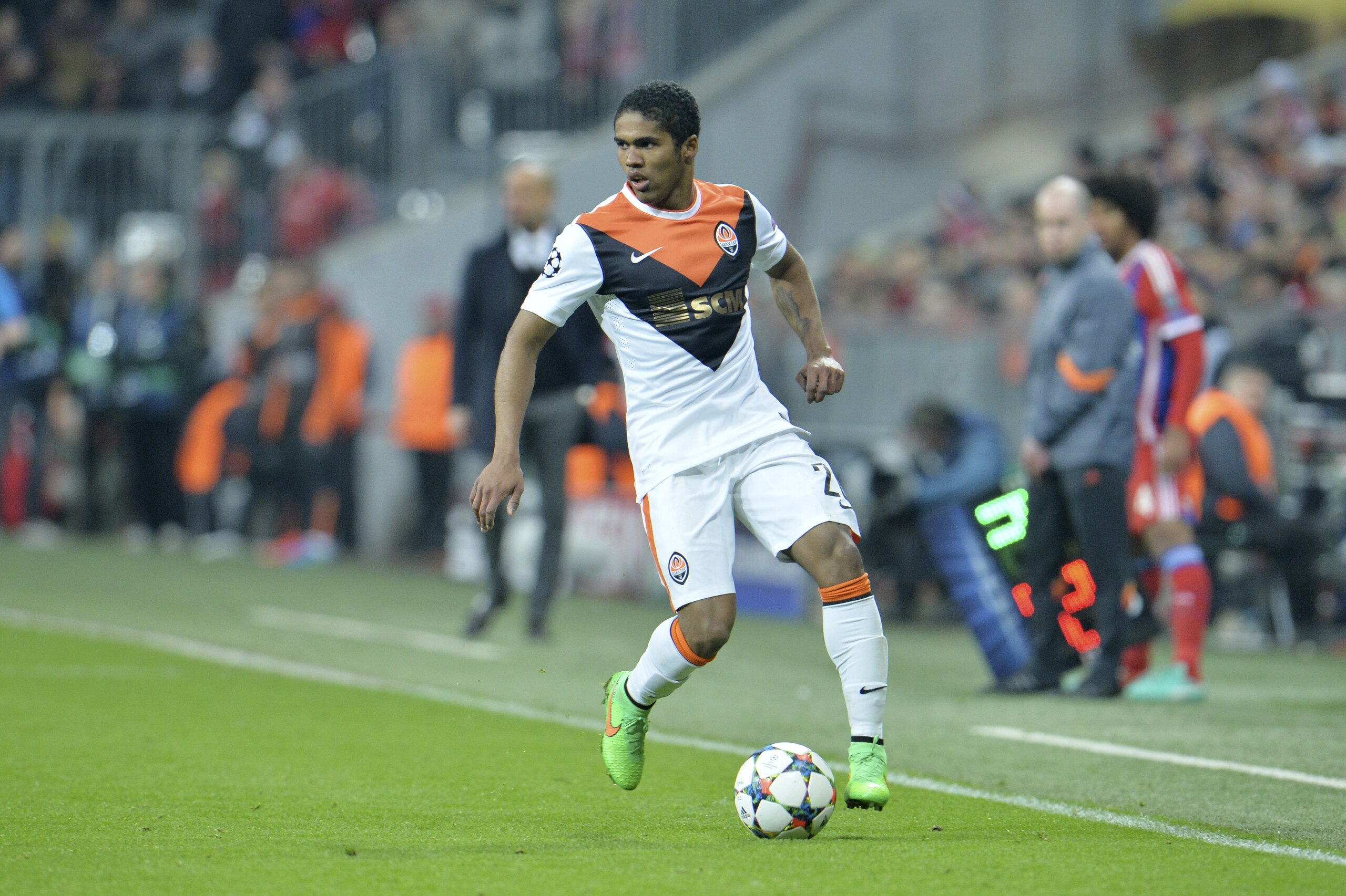 Shakhtar's Douglas Costa controls a ball during the Champions League round of 16 second leg soccer match between Bayern Munich and Shakhtar Donetsk Wednesday, March 11, 2015 in Munich, southern Germany. (AP Photo/Kerstin Joensson)