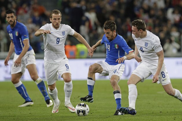 England’s Phil Jones, right, and Harry Kane challenge Italy’s Mirko Valdifiore during the international friendly soccer match between Italy and England, at the Juventus stadium in Turin, Italy, Tuesday, March 31, 2015. (AP Photo/Antonio Calanni)
