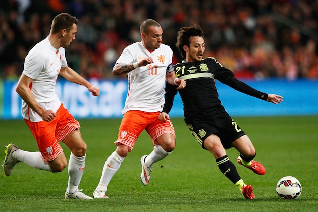 AMSTERDAM, NETHERLANDS - MARCH 31:  David Silva of Spain is tackled by Wesley Sneijder and Stefan de Vrij (L) of Netherlands during the international friendly match between the Netherlands and Spain held at Amsterdam Arena on March 31, 2015 in Amsterdam, Netherlands.  (Photo by Dean Mouhtaropoulos/Getty Images)