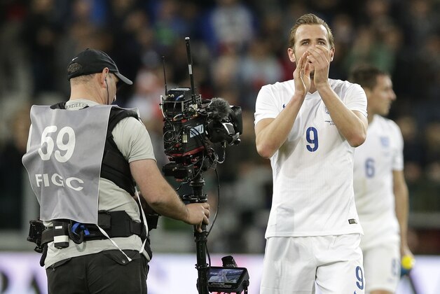 England’s Harry Kane applauds spectators after the international friendly soccer match between Italy and England, at the Juventus stadium in Turin, Italy, Tuesday, March 31, 2015. (AP Photo/Antonio Calanni)