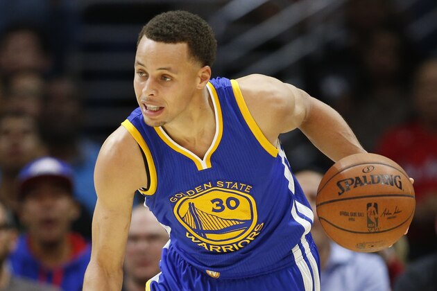 Golden State Warriors' Stephen Curry dribbles against the Los Angeles Clippers during the second half of an NBA basketball game, Tuesday, March 31, 2015, in Los Angeles. The Warriors won 110-106. (AP Photo/Danny Moloshok)