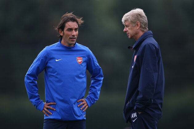 ST ALBANS, ENGLAND - SEPTEMBER 30:  Manager Arsene Wenger of Arsenal talks to Robert Pires during an Arsenal training session ahead of their Champions League Group F match against Napoli at London Colney on September 30, 2013 in St Albans, England.  (Photo by Paul Gilham/Getty Images)