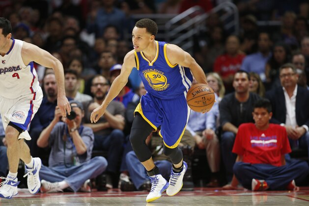 Golden State Warriors' Stephen Curry dribbles against the Los Angeles Clippers during the second half of an NBA basketball game, Tuesday, March 31, 2015, in Los Angeles. The Warriors won 110-106. (AP Photo/Danny Moloshok)
