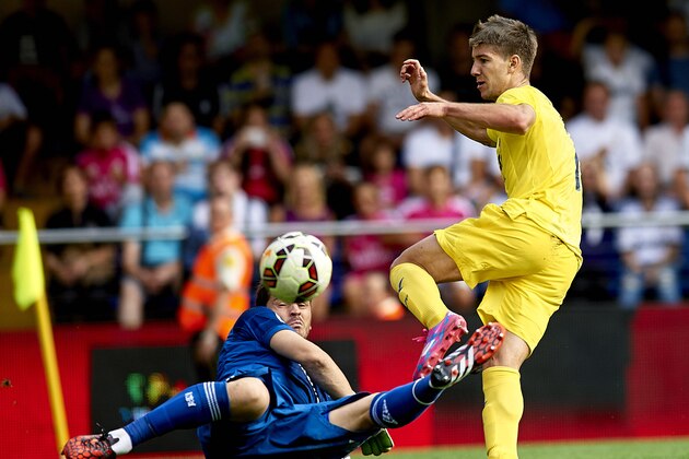 VILLARREAL, SPAIN - SEPTEMBER 27:  Iker Casillas of Real Madrid makes a save from Luciano Dario Vietto of Villarreal during the La Liga match between Villarreal CF and Real Madrid at El Madrigal on September 27, 2014 in Villarreal, Spain.  (Photo by Manuel Queimadelos Alonso/Getty Images)
