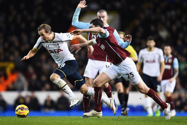 LONDON, ENGLAND - DECEMBER 20:  Harry Kane of Tottenham Hotspur is closed down by Michael Keane of Burnley during the Barclays Premier League match between Tottenham Hotspur and Burnley at White Hart Lane on December 20, 2014 in London, England.  (Photo by Laurence Griffiths/Getty Images)