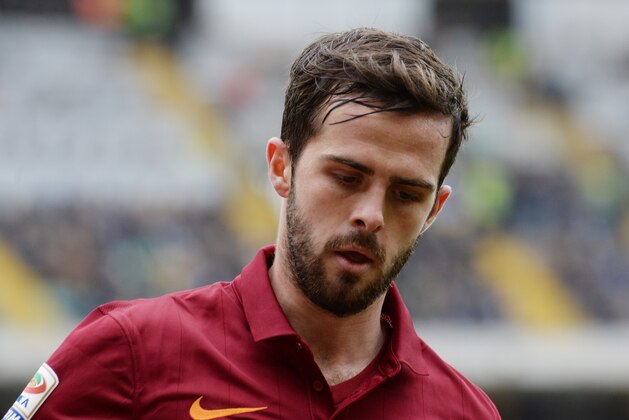 VERONA, ITALY - FEBRUARY 22:  Radja Miralem Pjanic  of AS Roma looks on  during the Serie A match between Hellas Verona FC and AS Roma at Stadio Marc'Antonio Bentegodi on February 22, 2015 in Verona, Italy.  (Photo by Dino Panato/Getty Images)