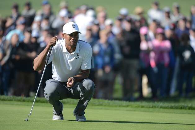LA JOLLA, CA - FEBRUARY 05:  Tiger Woods lines up a putt on the 18th green of the north course during the first round of the Farmers Insurance Open at Torrey Pines Golf Course on February 5, 2015 in La Jolla, California.  (Photo by Donald Miralle/Getty Images)