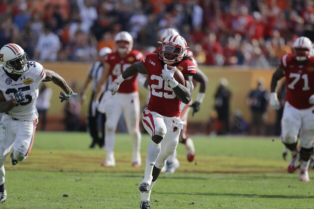 Wisconsin running back Melvin Gordon (25) on his way to a 53-yard touchdown during the third quarter of the Outback Bowl NCAA college football game Thursday, Jan. 1, 2015, in Tampa, Fla. (AP Photo/Chris O'Meara)