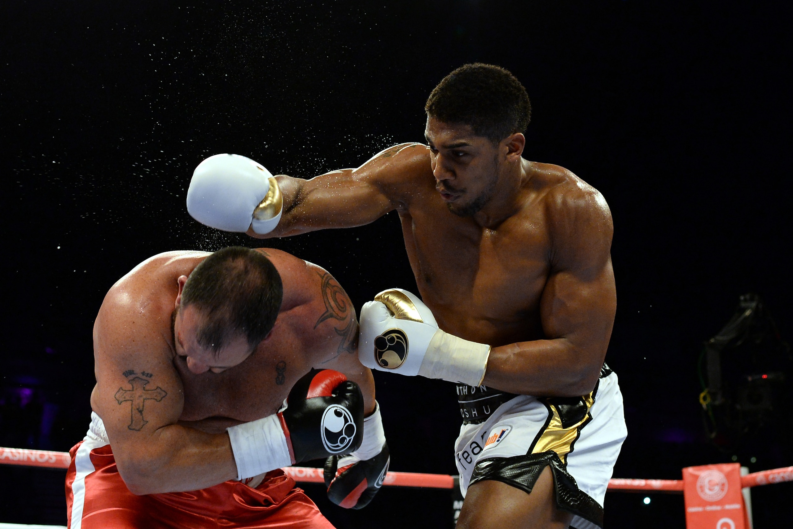 NEWCASTLE UPON TYNE, ENGLAND - APRIL 04:  Anthony Joshua (R) in action with Jason Gavern during their Heavyweight boxing contest at the Metro Arena on April 4, 2015 in Newcastle upon Tyne, England.  (Photo by Nigel Roddis/Getty Images)
