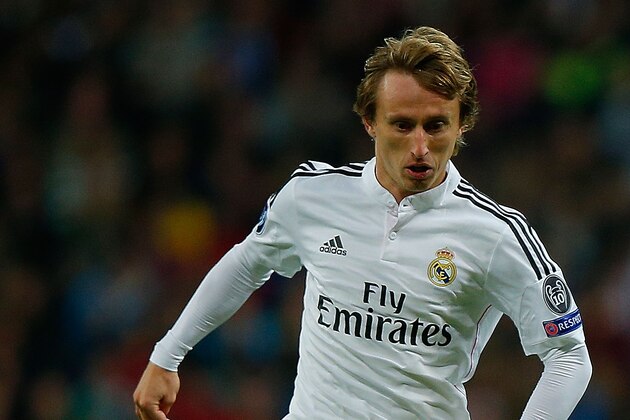MADRID, SPAIN - NOVEMBER 04: Luka Modric of Real Madrid CF controls the ball during the UEFA Champions League Group B match between Real Madrid CF and Liverpool FC at Estadio Santiago Bernabeu on November 4, 2014 in Madrid, Spain.  (Photo by Gonzalo Arroyo Moreno/Getty Images)