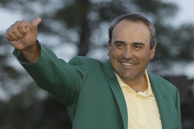 Masters golf champion Angel Cabrera of Argentina gives the thumbs up after receiving his Masters' green jacket at the Augusta National Golf Club in Augusta, Ga., Sunday, April 12, 2009 (AP Photo/Morry Gash)