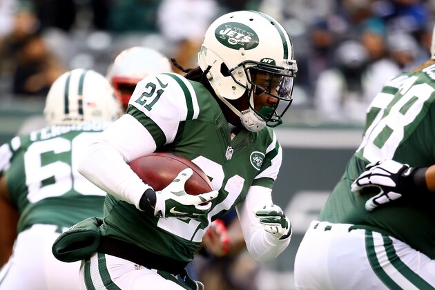 EAST RUTHERFORD, NJ - DECEMBER 21: Running back Chris Johnson #21 of the New York Jets carries the ball in the first quarter against the New England Patriots during a game at MetLife Stadium on December 21, 2014 in East Rutherford, New Jersey.  (Photo by Al Bello/Getty Images)