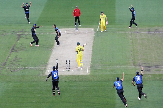 MELBOURNE, AUSTRALIA - MARCH 29:  Trent Boult and Daniel Vettori of New Zealand celebrate the wicket of Aaron Finch of Australia during the 2015 ICC Cricket World Cup final match between Australia and New Zealand at Melbourne Cricket Ground on March 29, 2015 in Melbourne, Australia.  (Photo by Quinn Rooney/Getty Images)