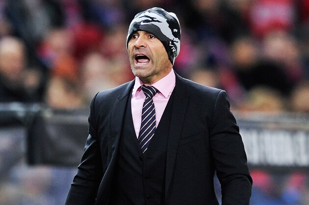 MADRID, SPAIN - OCTOBER 05:  Head coach Paco Jemez of Rayo Vallecano de Madrid gives instructions during the La Liga match between Rayo Vallecano de Madrid and Real Sociedad de Futbol at Estadio Teresa Rivero on October 5, 2013 in Madrid, Spain.  (Photo by Gonzalo Arroyo Moreno/Getty Images)