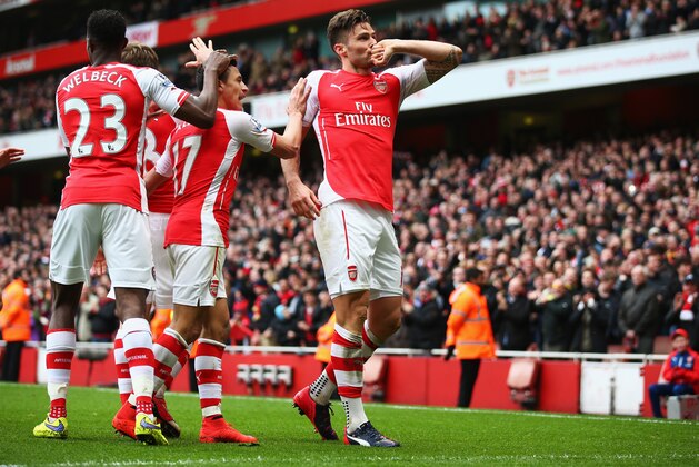 LONDON, ENGLAND - APRIL 04:  Olivier Giroud of Arsenal (R) celebrates with team mates after scoring his team's fourth goal during the Barclays Premier League match between Arsenal and Liverpool at Emirates Stadium on April 4, 2015 in London, England.  (Photo by Paul Gilham/Getty Images)