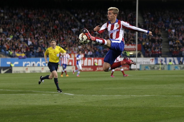Antoine Griezmann from France controls the ball during a La Liga soccer match between Atletico de Madrid and Real Sociedad at the Vicente Calderon stadium in Madrid, Spain, Tuesday, April 7, 2015. (AP Photo/Daniel Ochoa de Olza)