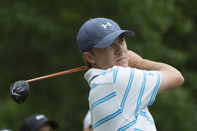 Jordan Spieth realiza su tiro de salida hacia el hoyo 2 durante la tercera ronda del Abierto de Houston, el sábado 4 de abril de 2015 (AP Foto/George Bridges)