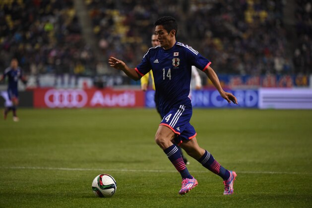 OITA, JAPAN - MARCH 27:Yoshinori Muto of Japan dribbles the ball during the international friendly match between Japan and Tunisia at Oita Bank Dome on March 27, 2015 in Oita, Japan.  (Photo by Kaz Photography/Getty Images)