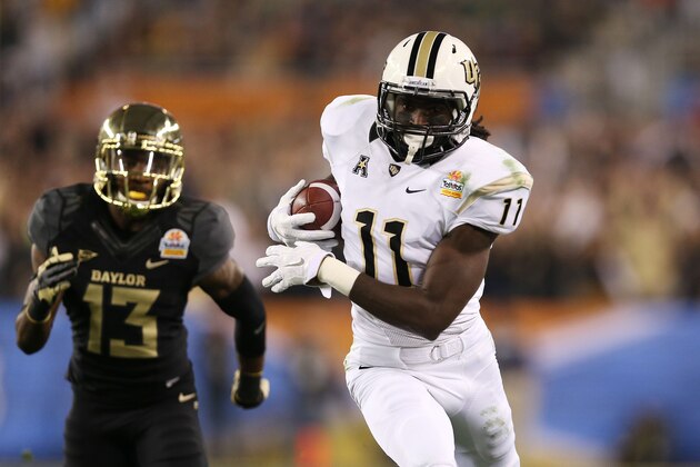 GLENDALE, AZ - JANUARY 01:  Breshad Perriman #11 of the UCF Knights completes a pass in the first quarter against the defense of Terrell Burt #13 of the Baylor Bears during the Tostitos Fiesta Bowl at University of Phoenix Stadium on January 1, 2014 in Glendale, Arizona.  (Photo by Christian Petersen/Getty Images)