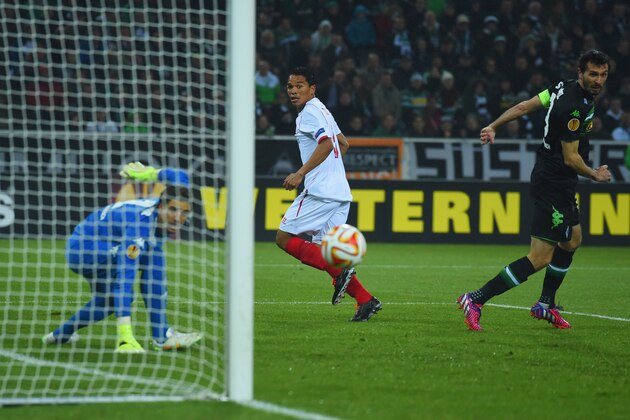 MOENCHENGLADBACH, GERMANY - FEBRUARY 26:  Carlos Bacca of Sevilla beats goalkeeper Yann Sommer of Borussia Moenchengladbach as Martin Stranzl of Borussia Moenchengladbach (R) looks on to score their first goal during the UEFA Europa League Round of 32 second leg match between Borussia Moenchengladbach and FC Sevilla at Borussia-Park on February 26, 2015 in Moenchengladbach, Germany.  (Photo by Lars Baron/Getty Images)