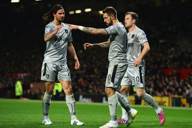 MANCHESTER, ENGLAND - FEBRUARY 11:  Danny Ings of Burnley celebrates his goal with team mates during the Barclays Premier League match between Manchester United and Burnley at Old Trafford on February 11, 2015 in Manchester, England.  (Photo by Jamie McDonald/Getty Images)