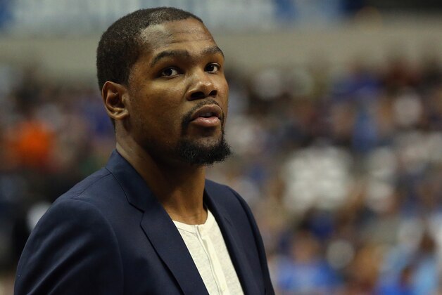 DALLAS, TX - MARCH 16:  Kevin Durant #35 of the Oklahoma City Thunder at American Airlines Center on March 16, 2015 in Dallas, Texas.  NOTE TO USER: User expressly acknowledges and agrees that, by downloading and or using this photograph, User is consenting to the terms and conditions of the Getty Images License Agreement.  (Photo by Ronald Martinez/Getty Images)