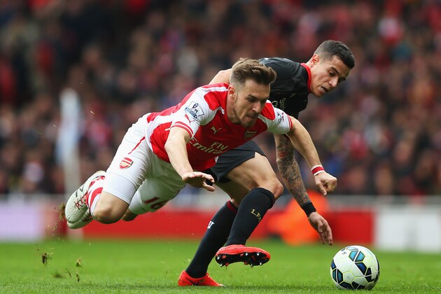 LONDON, ENGLAND - APRIL 04:  Aaron Ramsey of Arsenal battles for the ball with Philippe Coutinho of Liverpool during the Barclays Premier League match between Arsenal and Liverpool at Emirates Stadium on April 4, 2015 in London, England.  (Photo by Paul Gilham/Getty Images)
