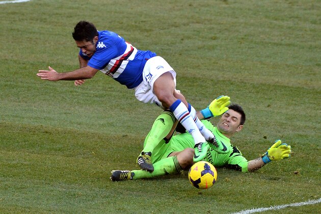 GENOA, ITALY - FEBRUARY 23:  Citadin Martins Eder (L) of Sampdoria in action as Marco Amelia, goalkeeper of Milan tackles during the Serie A match between UC Sampdoria and AC Milan at Stadio Luigi Ferraris on February 23, 2014 in Genoa, Italy.  (Photo by Tullio M. Puglia/Getty Images)