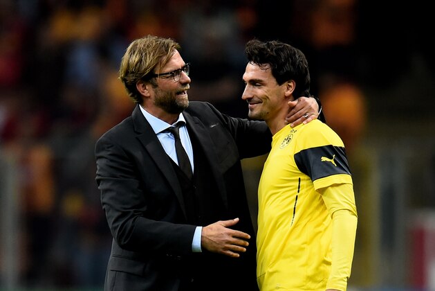 ISTANBUL, TURKEY - OCTOBER 22:  Jurgen Klopp the manager of Borussia Dortmund speaks with Mats Hummels of Borussia Dortmund prior to kickoff during UEFA Champions League Group D match between Galatasaray and Borussia Dortmund at Turk Telekom Arena on October 22, 2014 in Istanbul, Turkey.  (Photo by Lars Baron/Getty Images)