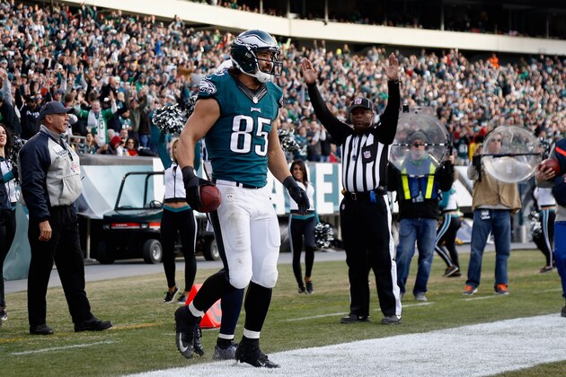 PHILADELPHIA, PA - NOVEMBER 23:  James Casey #85 of the Philadelphia Eagles scores a touchdown against the Tennessee Titans during the third quarter of the game at Lincoln Financial Field on November 23, 2014 in Philadelphia, Pennsylvania.  (Photo by Jeff Zelevansky/Getty Images)