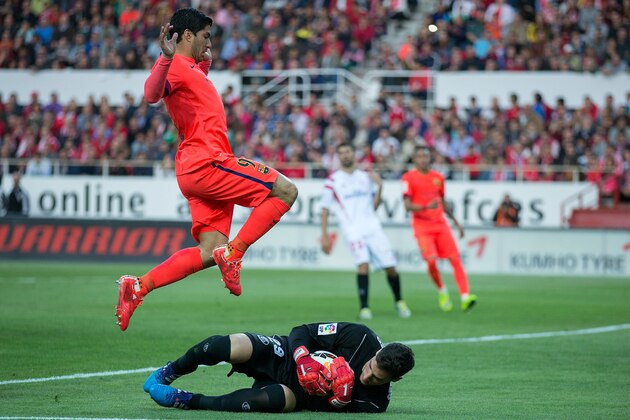 SEVILLE, SPAIN - APRIL 11:Goalkeeper Sergio Rico (R) of Sevilla FC stops the ball against Luis Suarez z(L) of FC Barcelona  during the La Liga match between Sevilla FC and FC Barcelona at Estadio Ramon Sanchez Pizjuan on April 11, 2015 in Seville, Spain.  (Photo by Gonzalo Arroyo Moreno/Getty Images)