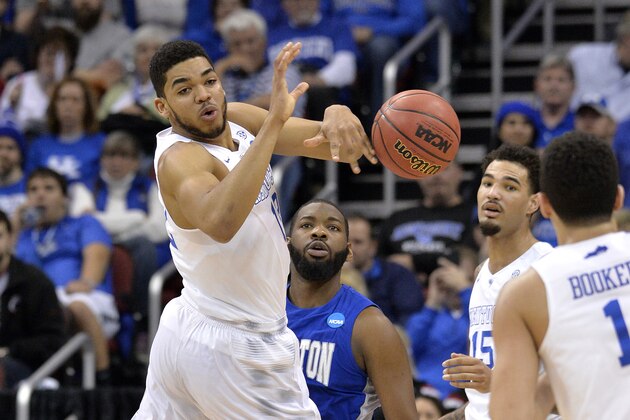 Kentucky&#x27;s Karl-Anthony Towns, left, passes the ball to Kentucky&#x27;s Devin Booker during the first half of an NCAA tournament second round college basketball game against Hampton in Louisville, Ky., Thursday, March 19, 2015. (AP Photo/Timothy D. Easley)