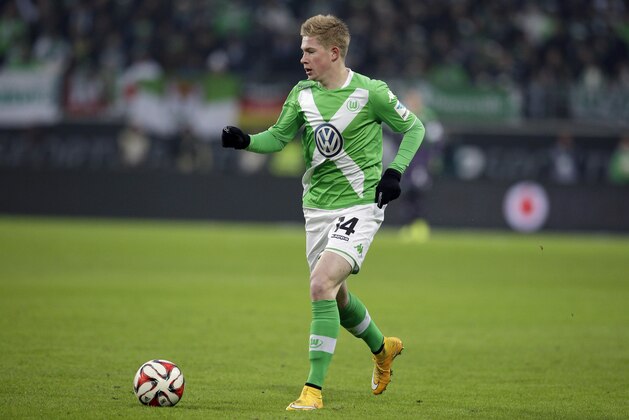 Wolfburg's Kevin De Bruyne from Belgium plays the ball during the German Bundesliga soccer match between VfL Wolfsburg and Borussia Moenchengladbach at the Volkswagen Arena stadium in Wolfsburg, Germany, Sunday, Nov. 30, 2014. Wolfsburg defeated Moenchengladbach by 1-0. (AP Photo/Michael Sohn)